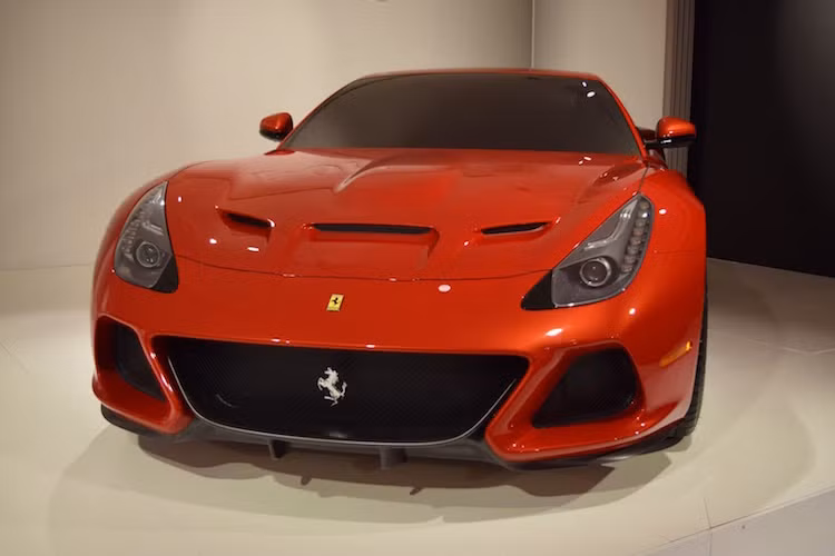 Thiết kế của SP America chịu ảnh hưởng lớn từ mẫu xe cổ huyền thoại Ferrari 250 GTO. Hiện nay một chiếc 250 GTO có giá trị lên tới hàng chục triệu USD tại các buổi đấu giá và đã từng giữ danh hiệu xe đắt nhất Thế giới.