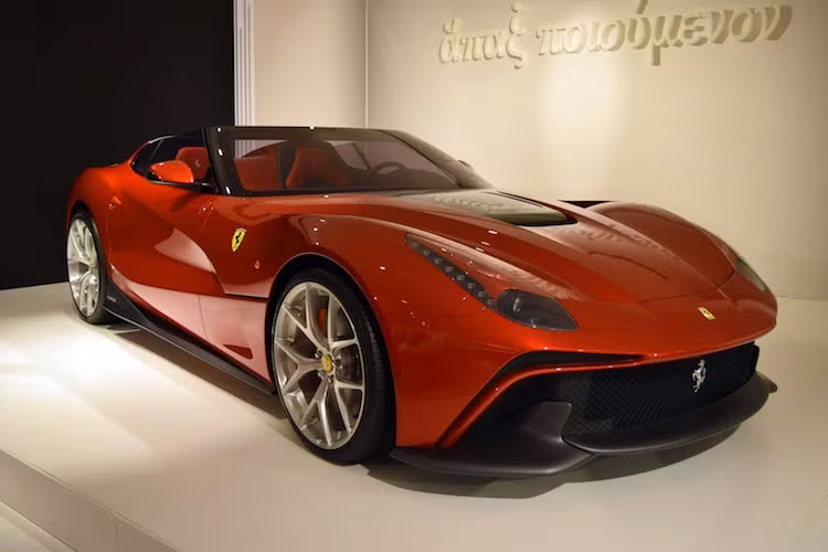 Một mẫu xe khác dựa trên cơ sở F12Berlinetta là F12 TRS với thiết kế đầy dữ dằn, Cũng giống như chiếc SP12 EC phía trên, chiếc xe trong bảo tàng cũng là mô hình do 3 chiếc F12 TRS màu đỏ, bạc và đen đều đã được giao tới tay một chủ nhân duy nhất.