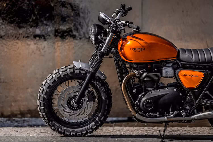 Để có thể lên bánh lớn cho phía trước, một bộ chảng 3 CNC mới do Down &amp; Out thiết kế đã được sử dụng để có thể lắp vừa với niềng nhôm bản rộng kèm theo lốp Continental TKC80 150 mm. Để tạo phong cách "phủi" hơn, chóa đèn pha đã được ốp lưới thép theo phong cách quân sự và dè trước là một tấm nhôm được cắt khéo léo.