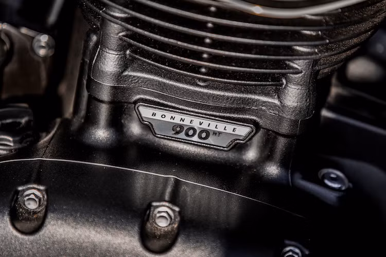 Vẫn có dạng 2 xi-lanh thẳng hàng 8 van nhưng so với chiếc Bonneville hiện nay, động cơ của Street Twin được nâng dung tích lên từ 865 lên thành 899 cc.