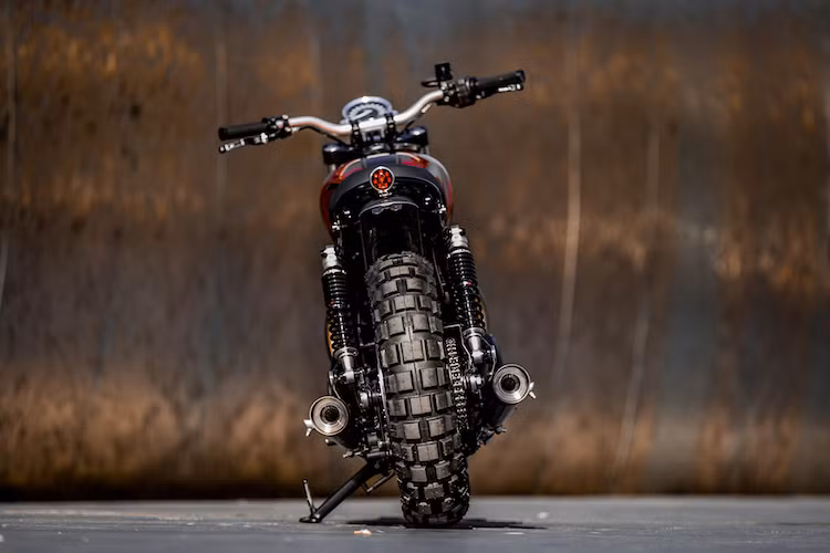 Giống như lốp trước, lốp sau cũng là loại Continental TKC bản lớn y hệt như lốp trước. Phía trên là dè nhôm rút gọn cùng đèn hậu LED "siêu gọn".