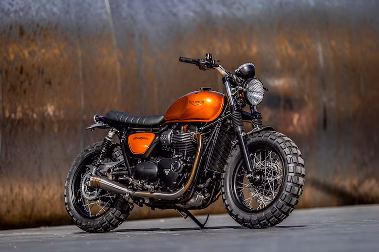 Có giá phải chăng và thiết kế gốc vốn đã rất đẹp mắt, Triumph Street Twin 2016 nhanh chóng trở thành mẫu xe được ưa chuộng bởi thợ độ giống như "đàn anh" Bonneville của nó. Đối với Street Twin, một lần nữa xưởng độ Down &amp; Out ở Anh lại đi theo phong cách scrambler bánh lớn như hãng đã từng làm với một chiếc Bonneville T100 trước đây.