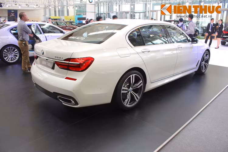 Ngoài cản trước, chiếc xe còn có cản sau với thiết kế mới ở phần dưới, được ốp nhựa đen bóng và kèm theo cặp ống xả kép đậm chất thể thao.