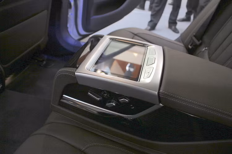 Việc điều khiển các tính năng trong xe có thể thực hiện với ứng dụng BMW Touch Command gồm một máy tính bảng Samsung Galaxy Tab 4 7 inch có thể tháo rời, gắn trên bệ tì tay ở ghế sau. Ứng dụng này ho phép điều khiển tới 24 tính năng khác nhau trong xe như rèm cửa, đèn nội thất...