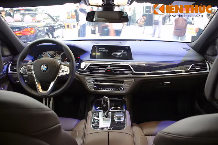 Trên chiếc 740Li M-Sport này, toàn bộ nội thất được bọc da nâu, kèm theo lối thiết kế giản dị của 7 Series đã đem tới cho cabin của chiếc xe không khí ấm cúng và đầy đẳng cấp.