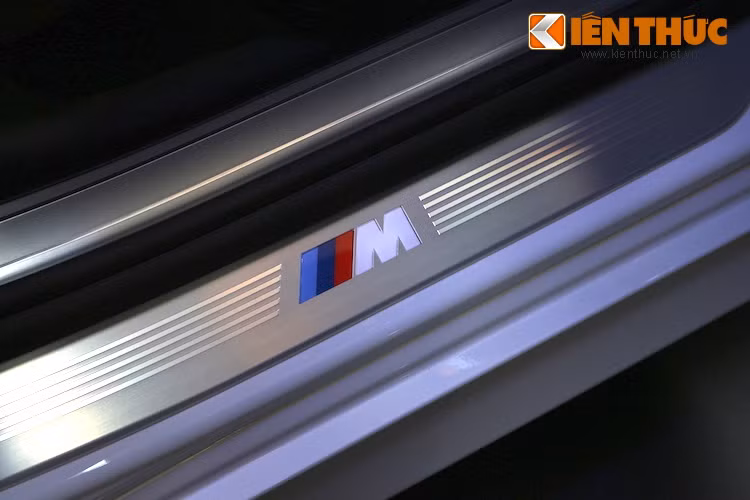 Ngay khi mở cửa xe, hành khách sẽ được đón chào bởi bậc lên xuống ốp nhôm, có logo chữ M ở chính giữa với đèn LED chiếu sáng từ bên dưới.