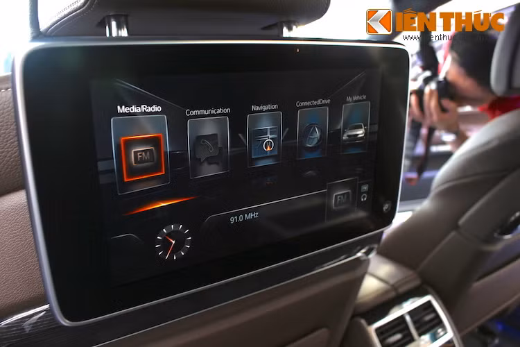 Các tiện nghi ở hàng ghế sau của 740Li M-Sport khá tương đồng với chiếc 750Li cao cấp nhất tại Việt Nam, bắt đầu từ các màn hình giải trí có kích thước lên tới 9,2 inch, độ phân giải cao và có thể hoạt động độc lập được treo trên lưng ghế trước.