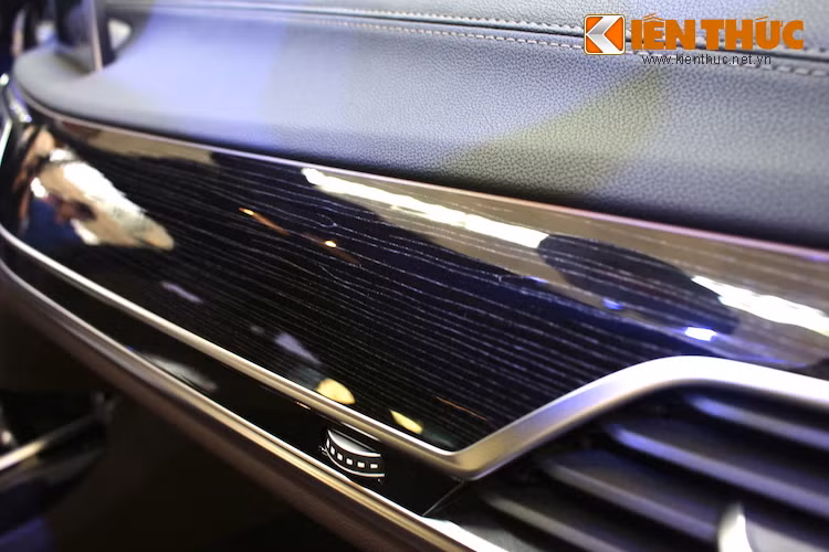Cũng giống như phiên bản 750Li cao cấp hơn mà Kiến Thức đã từng có dịp giới thiệu, 740Li M-Sport cũng được trang bị nội thất cao cấp với những chất liệu thượng hạng như gỗ tự nhiên và da Dakota.