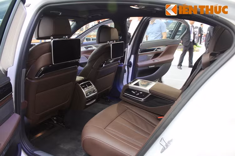 Chữ "L" trong tên gọi của xe đã chỉ ra rằng 740Li M-Sport là phiên bản với trục cơ sở dài của 7 Series, đem tới không gian thoải mái hơn cho người ngồi phía sau.