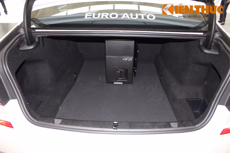 Khoang hành lý của chiếc xe có thể tích lớn, lên tới hơn 515 lít mặc dù đã bị chiếm một phần bởi tủ lạnh đặt giữa 2 hàng ghế sau, với khả năng chứa được 2 chai champaigne.