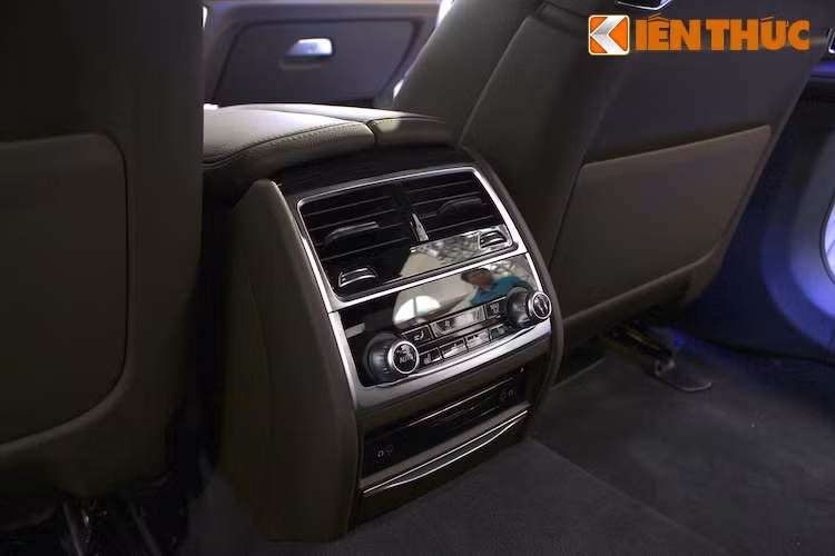 Cuối bệ trung tâm của xe là hệ thống điều hòa không khí 4 vùng, kèm theo các nút chỉnh chức năng sưởi và quạt gió của hàng ghế sau. Các ghế ngồi này còn có tính năng massage 3 chế độ.