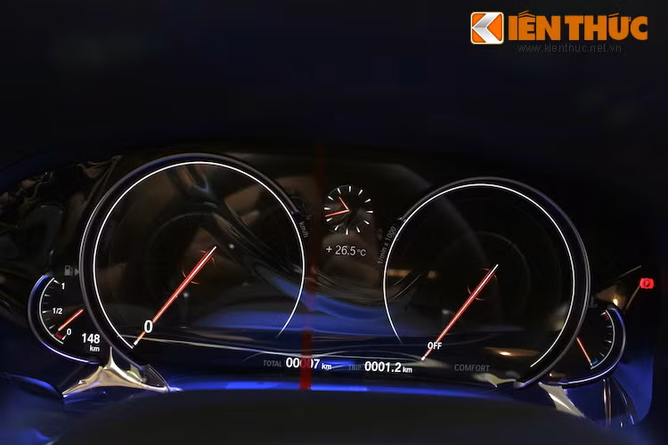 Dù không có những màn hình lớn với tổng chiều dài chạy dọc chiếm tới 2/3 bảng táp-lô như đối thủ Mercedes S-Class, nhưng 7 Series cũng có bảng đồng hồ là một màn hình màu, đã được hãng thiết kế khéo léo giao diện để tạo cảm giác như đồng hồ cơ truyền thống.