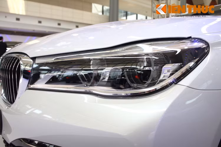 Dù không được trang bị đèn pha laser như bản 750Li, nhưng 740Li M-Sport vẫn sở hữu bộ đèn LED hiện đại với công nghệ tự động thay đổi góc chiếu và cường độ sáng chủ động (Adaptive LED) cao cấp.