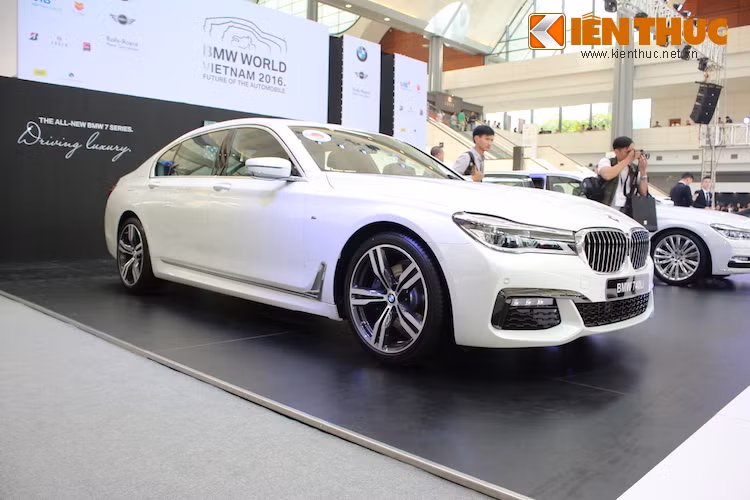 Tại triển lãm BMW World Vietnam 2016, ngay bên cạnh chiếc 750Li cao cấp nhất còn có sự xuất hiện của phiên bản BMW 740Li M-Sport, với gói trang bị M-Sport Package.