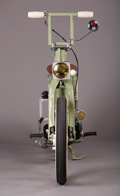 Theo đúng phong cách tối giản bobber, phần trước của chiếc xe hoàn toàn không có dè chắn bùn, chỉ được gắn duy nhất đèn pha chiếu sáng, phía trên là tay lái cao mang hơi hướng chopper. Thậm chí chiếc xe này còn không có cả phanh trước.