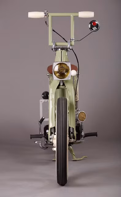 Theo đúng phong cách tối giản bobber, phần trước của chiếc xe hoàn toàn không có dè chắn bùn, chỉ được gắn duy nhất đèn pha chiếu sáng, phía trên là tay lái cao mang hơi hướng chopper. Thậm chí chiếc xe này còn không có cả phanh trước.