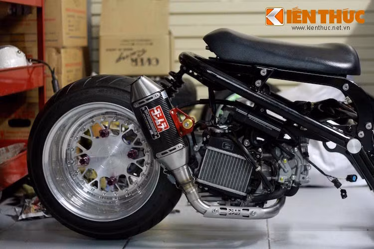 Ở phía sau, động cơ nguyên bản của chiếc xe ga Zoomer đã được độ lại để tăng công suất, sau đó đặt ở vị trí lùi về phía sau hơn 20 cm bởi bộ kit gá đặc biệt, phía trên là bộ khung ghế đã được nhập từ Mỹ. Hệ thống xả Yoshimura cũng là "hàng thửa" dành riêng cho Zoomer.