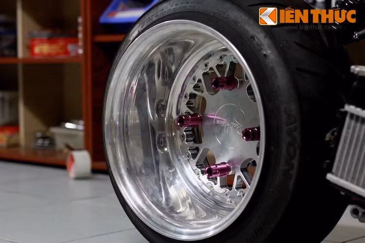 Đặc biệt, bánh sau của xe đã được lên mâm HATE V.2 của Ruckhouse với bản rộng tới 8 inch và đường kính 12 inch. Lốp 140 của Avon được gắn vào chiếc vành "ngoại cỡ" này đã bị bè ra và đạt chiều rộng tương đương với những chiếc bánh bản rộng 180 mm của xe phân khối lớn.