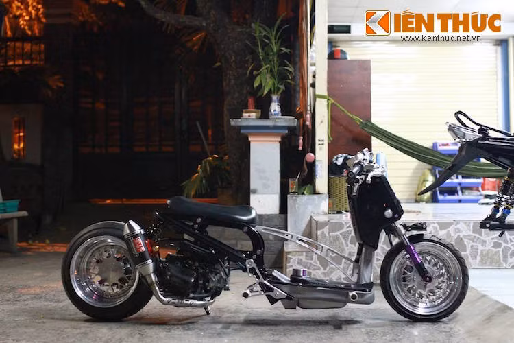 Với chiều dài cơ sở lớn hơn, chiếc Zoomer đã có dáng "trường" hơn đầy hấp dẫn với khoảng sáng gầm thấp. Ở giữa lườn xe còn được gắn thêm một thanh gia cố bằng nhôm CNC.