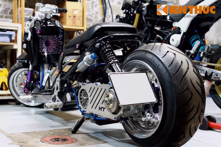 Với những "đồ chơi" được nhập trực tiếp từ Mỹ, một chiếc Zoomer ở Sài Gòn đã được "lên full" phong cách nối gắp, "mông to" đang rất thịnh hành ở Mỹ.