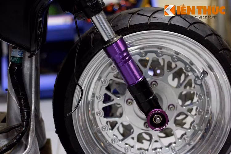 Ở phía trước, chiếc xe đã dược thay vành Ruckhouse Hate V.1 bằng nhôm billet CNC ghép từ 2 mảnh với thiết kế nhiều nan độc đáo, với đường kính 12 inch và bản vành rộng tới 4 inch.