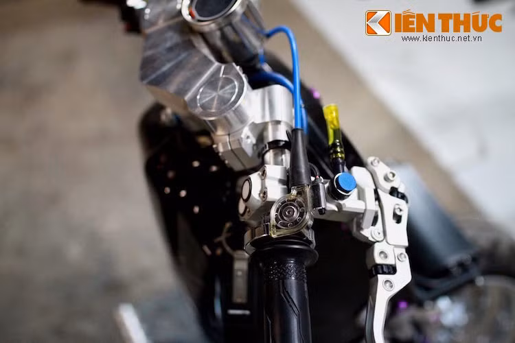 Ở phía trên, toàn bộ phần chảng 3 cùng tay clip-on nhôm CNC Klips-On Beefy đã được cung cấp bởi hãng Killer Scooter.