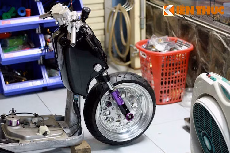 Được độ lại bởi một xưởng độ có uy tín tại Sài Gòn, chiếc Zoomer này đã được lên "full bài" theo phong cách đang được các dân chơi Mỹ ưa chuộng, sử dụng hàng loạt các phụ tùng được nhập trực tiếp từ Mỹ.