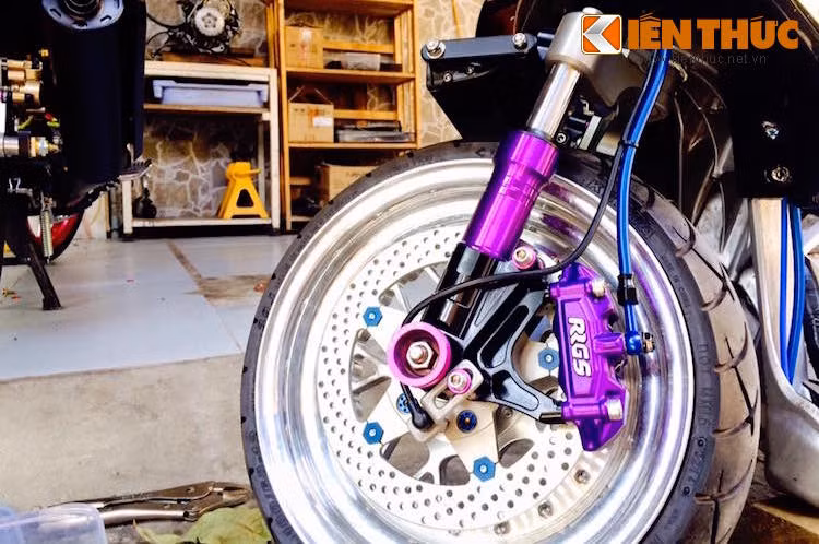 Bên cạnh đó, phuộc trước cũng được nâng cấp lên loại Low Down của RRGS, kèm với heo phanh RRGS Forged GT13L. Bắt ở cốt trục là bộ chống đổ của Password JDM.