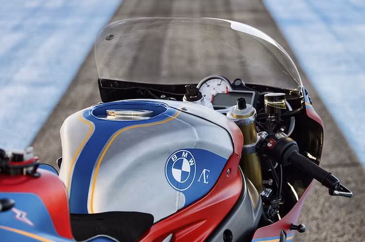 Do hệ thống điện và động cơ 4 xi-lanh 200 mã lực hoàn toàn không bị "động chạm" nên bản độ của Praem vẫn có được đầy đủ các tính năng như một chiếc S1000RR nguyên bản.