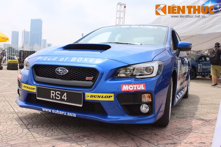 So với phiên bản thể thao "cấp thấp" hơn là Impreza WRX, WRX STI nổi bật hơn bởi cản trước có các lỗ hút gió lớn, được tích hợp đầy đủ các đèn sương mù và đèn tín hiệu.