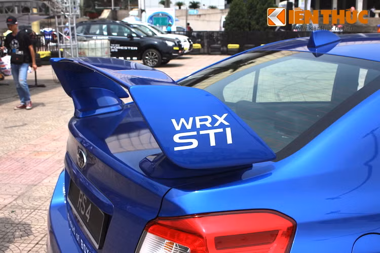 Đặc biệt, hình ảnh của WRX STi luôn gắn liền với một cánh đuôi cực lớn ở phía sau, có nguồn gốc từ những chiếc xe đua WRC. Ngoài WRX STI, chỉ có đối thủ "truyền kiếp" Lancer Evolution của Mitsubishi có chi tiết tương tự.
