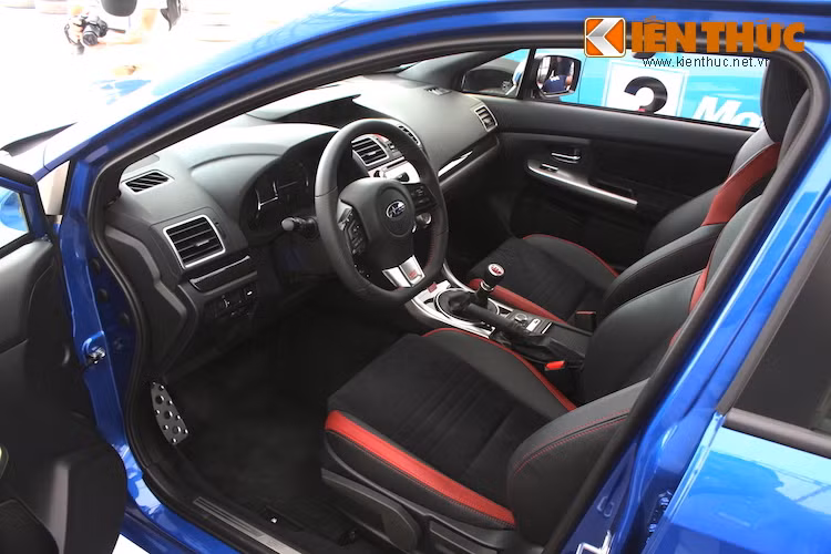 Là một mẫu xe hướng tới cảm giác lái và có giá tương đối hợp lý, những người yêu thích sự sang trọng sẽ thất vọng khi nhìn vào nội thất của WRX STI. So với các phiên bản Impreza thấp hơn, cabin của chiếc xe đã được nâng cấp nhưng cũng chỉ nằm ở mức "đủ dùng", không có vẻ cao cấp và "sang".