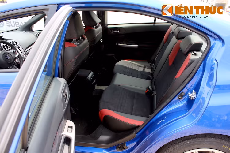 Ở phía sau, các ghế ngồi của WRX STI cũng được bọc kết hợp da/alcantara như ghế trước. So với những chiếc xe thể thao 2 cửa truyền thống, WRX STI là lựa chọn hoàn hảo cho những người yêu xe đã có gia đình khi có thể chở vợ con đi lại hàng ngày, trong khi vẫn đầy mạnh mẽ trên đường đua.