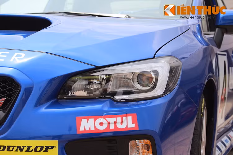 Là một mẫu xe của Thế kỷ 21, Subaru cũng đã cố gắng "làm mới" để khiến WRX STI thế hệ hiện tại trở nên hiện đại hơn, thể hiện qua đèn pha với các dải LED ban ngày hình chữ C nổi bật, bao quanh bóng pha projector.