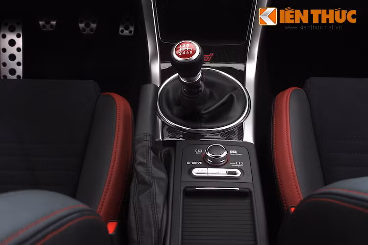 Đi kèm với động cơ là hộp số sàn 6 cấp với côn thể thao có độ bám cao, kèm hệ dẫn động 4 bánh Subaru Intelligent Drive (SI-DRIVE) độc quyền với 3 chế độ lái: Intelligent, Sport và Sport Sharp. Nhờ có hệ động lực này, WRX STI có khả năng đạt 0-100 km/h trong 4,5 giây và tốc độ tối đa 250 km/h.