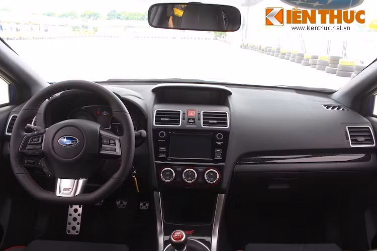 Bảng táp-lô của chiếc xe cũng vẫn phần lớn làm bằng nhựa như những chiếc Impreza "rẻ tiền", chỉ có tay lái thể thao và các chi tiết ốp bằng sợi carbon. Ngoài màn hình hệ thống thông tin giải trí nằm trên bảng điều khiển trung tâm, xe còn có thêm một màn hình nhỏ trên bảng táp-lô để theo dõi các thông tin vận hành.