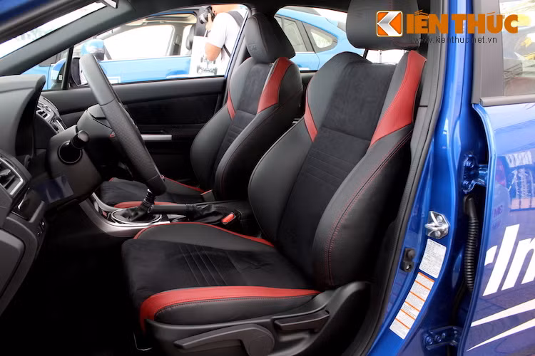 Những ghế ngồi phía trước của xe đã được thay bằng cặp ghế thể thao bọc da với phần giữa là Alcantara. Tuy nhiên các ghế ngồi này vẫn chỉ có thể chỉnh cơ, hoàn toàn không có hệ thống điều chỉnh điện.