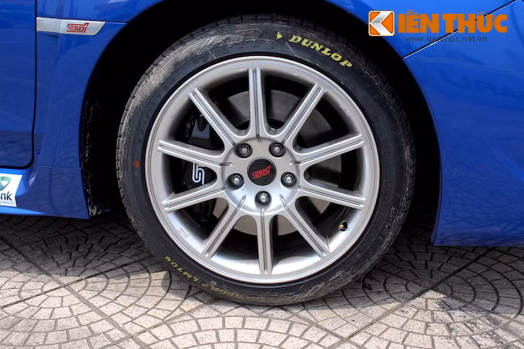 Xe sử dụng bộ mâm 10 cánh theo phong cách xe đua rally với đường kính 17 inch, được cung cấp bởi hãng BBS nổi tiếng của Đức và đi kèm lốp thể thao Dunlop SP Sport. Nằm phía sau những chiếc mâm là hệ thống phanh hiệu năng cao được "cộp mác" STI.