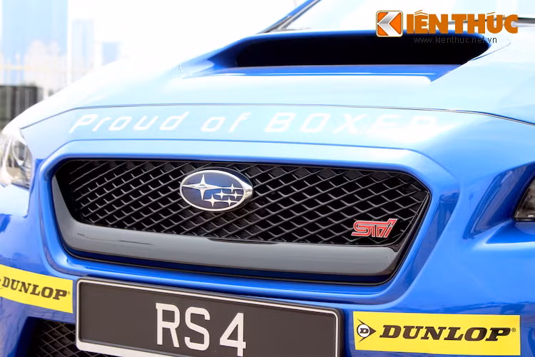 Tuy nhiên, những điểm đã trở thành "thương hiệu" của WRX STI vẫn tiếp tục được Subaru giữ lại trên chiếc xe, chẳng hạn như logo STI màu đỏ nằm bên góc phải lưới tản nhiệt và khe hút gió hướng vào dàn làm mát (intercooler) trên nắp ca-pô.