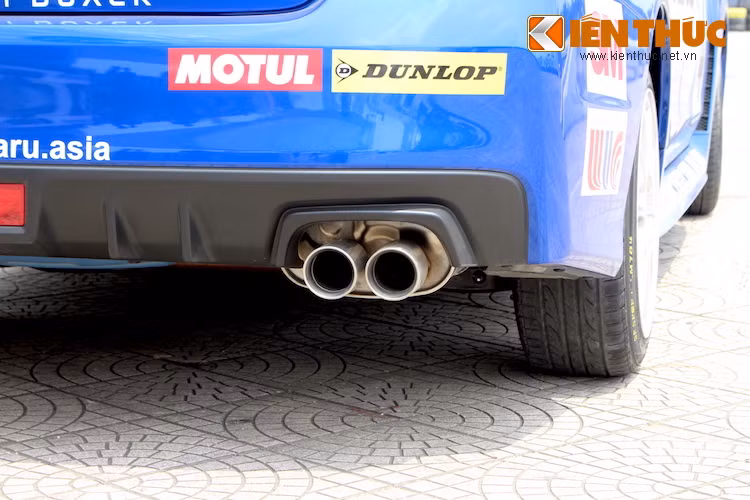 Ở phía sau, WRX STI sở hữu hệ thống xả thể thao cho tiếng nổ "gầm gừ" như một con thú dữ và rất đặc trưng của động cơ Boxer. Nằm xung quanh 4 ống xả đặt đối xứng thành cặp 2 bên là phần nhựa đen ốp cản sau được tạo hình như những cánh khuếch tán không khí.