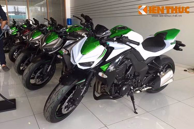 Trong đó, những chiếc Kawasaki Z1000 đời 2016 có ABS hiện đang được bán chính hãng với giá 409 triệu đồng nay sẽ được giảm lên tới 21 triệu đồng, chỉ còn 388 triệu đồng, tuy nhiên sẽ chỉ có 30 chiếc xe được bán với mức giá này.