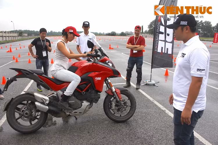 Tiếp theo, học viên sẽ được hướng dẫn tư thế ngồi chuẩn khi điều khiển xe. Điều đầu tiên mỗi người cần lưu ý đó là thả lỏng cơ thể, không "gồng mình" để có thể điều khiển xe một cách thoải mái và dễ phản xạ khi gặp tình huống bất ngờ.