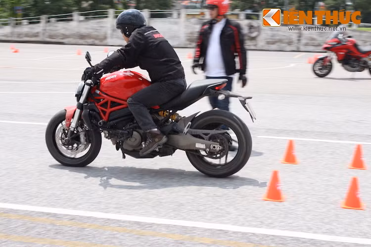 Tuy nhiên khi ở tốc độ di chuyển bình thường, việc sử dụng cả 2 phanh với phanh trước bóp chậm hơn một chút so với bánh sau lại có vai trò tối quan trọng. Nếu chỉ sử dụng phanh sau, xe sẽ không đủ lực hãm và dừng chậm hơn, trong khi chỉ dùng phanh trước sẽ khiến chiếc xe bị chúi, khiến người lái dễ mất thăng bằng. Quá trình phanh cũng cần phải "mượt" nhất có thể.