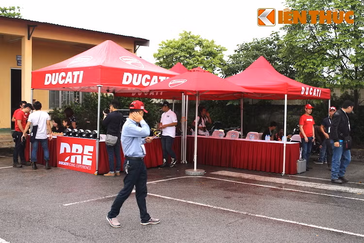 Đã từng được tổ chức tại Hà Nội vào năm 2015, chương trình luyện ký năng lái xe môtô Ducati - DRE vẫn tiếp tục diễn ra tại địa điểm tổ chức tại Trung tâm dạy lái xe Đình Xuyên - Yên Viên - Gia Lâm.