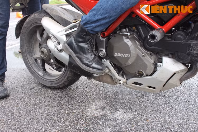 Tư thế để chân cũng là điều cần lưu ý trong khóa học. Trái với quan niệm đặt lòng bàn chân đặt ở giữa gác chân như đa số thường nghĩ, tư thế để chân tốt nhất là đặt mũi chân. Với tư thế này, cơ thể có thể di chuyển uyển chuyển hơn khi lái xe, mũi chân không bị cọ xuống đất khi ôm cua nghiêng xe và hạn chế được rung động truyền lên người, tránh mệt mỏi khi đi đường dài.