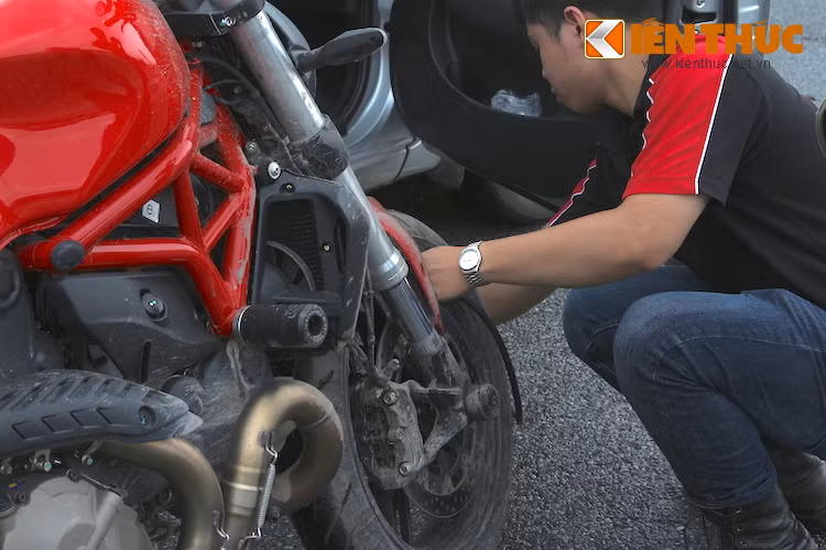 Ngoài ra, trước khi lên xe, người dùng cũng cần phải kiểm tra kỹ tình trạng hoạt động của chiếc xe, đặc biệt là xích và lốp. Cần đảm bảo cả lốp trước và sau được bơm đủ hơi theo sách hướng dẫn sử dụng đi kèm theo xe. Đối với những xe Ducati, mỗi lần bật khóa điện, các đèn báo trên bảng đồng hồ cũng sẽ nháy sáng rồi tắt để kiểm tra các hệ thống.