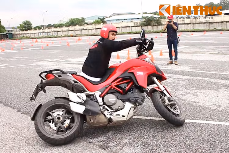 Đặc biệt, ở tốc độ thấp, chỉ nên sử dụng phanh sau và không sử dụng phanh trước. Nếu sử dụng phanh trước, do có lực phanh mạnh nên bánh trước sẽ dễ bị "giật" hoặc khóa ở tốc độ thấp, khiến người lái mất thăng bằng và đổ xe.