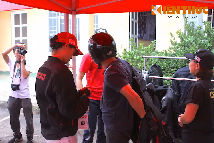 Việc đầu tiên mà các học viên được dạy đó là luôn mặc đồ bảo hộ khi lái xe môtô phân khối lớn. Với đầy đủ đồ bảo hộ, người lái có thể "lành lặn" sau những va chạm và tai nạn bất ngờ trên đường