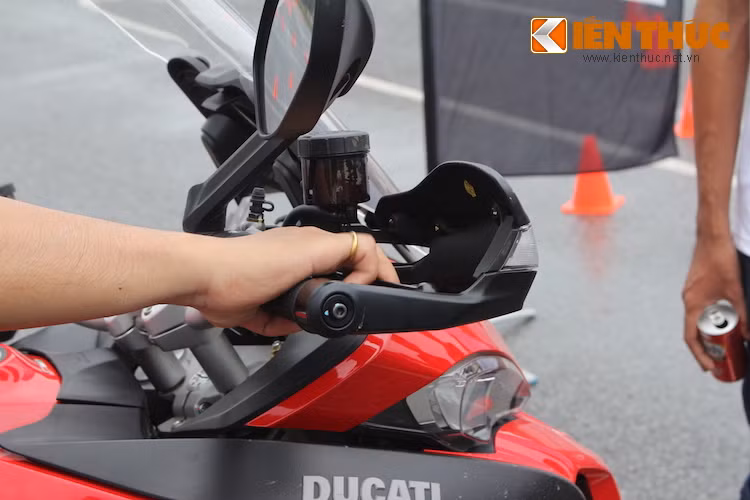 Đối với tư thế để tay, tốt nhất 2 ngón tay của mỗi bàn tay phải luôn đặt trên tay phanh/côn để dễ dàng xử lý khẩn cấp. Việc dùng cả 4 ngón đặt trên tay phanh không được khuyến nghị, đo lực bóp của cả 4 ngón tay dễ khiến phanh trước bị xiết quá chặt, có thể khiến người lái bị ngã xe khi chạy những chiếc xe không có ABS.