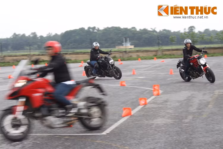 Sau khi được hướng dẫn các kỹ thuật cơ bản, các học viên bắt đầu chạy vài vòng "khởi động" trước khi vào bài tập thứ 2 - điều khiển xe ở tốc độ thấp. Đây là bài học rất hữu ích, đặc biệt trong điều kiện đường sá đông đúc và hay tắc ở Việt Nam.